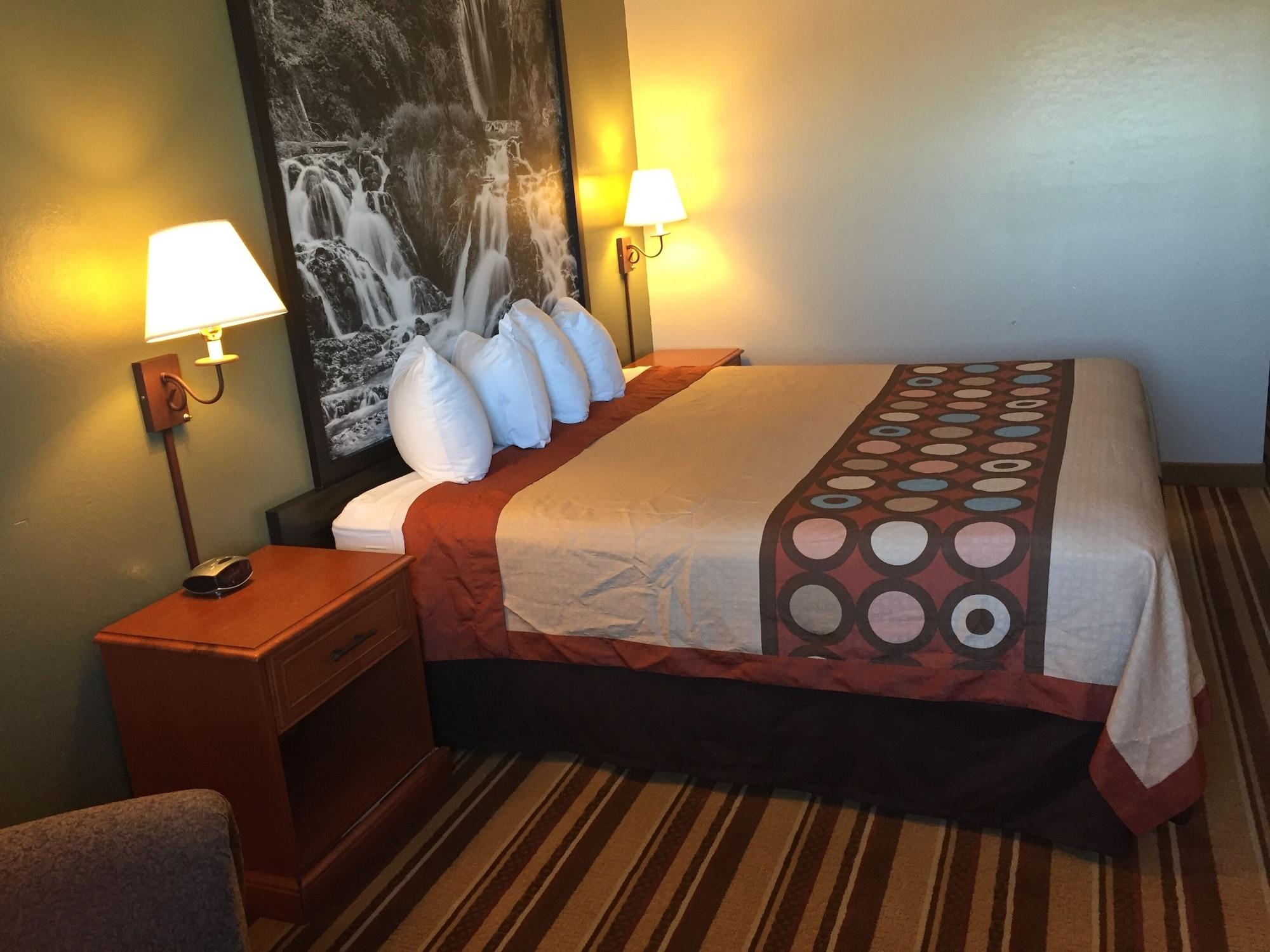 Super 8 by Wyndham Chamberlain SD Hotel Bagian luar foto